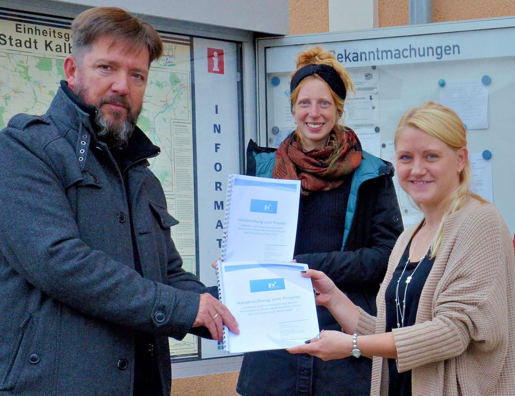 Anne Marie Schulz (rechts) übergab die Ergebnise des Forschungsprojektes über das Altwerden in Kalbe an Vertreter der Kooperationspartner. Das waren unter anderem Einheitsgemeinde-Bürgermeister Karsten Ruth und Marion Dunkert vom Künstlerstadt-Verein.