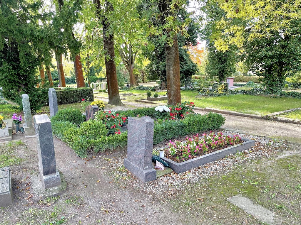 Ein Blick auf den alten Friedhof in Hecklingen, auf dem sich auch die nach der Wende errichtete Trauerhalle befindet. Die für die Bestattungen genutzten Flächen haben sich in den vergangenen Jahren stark reduziert.