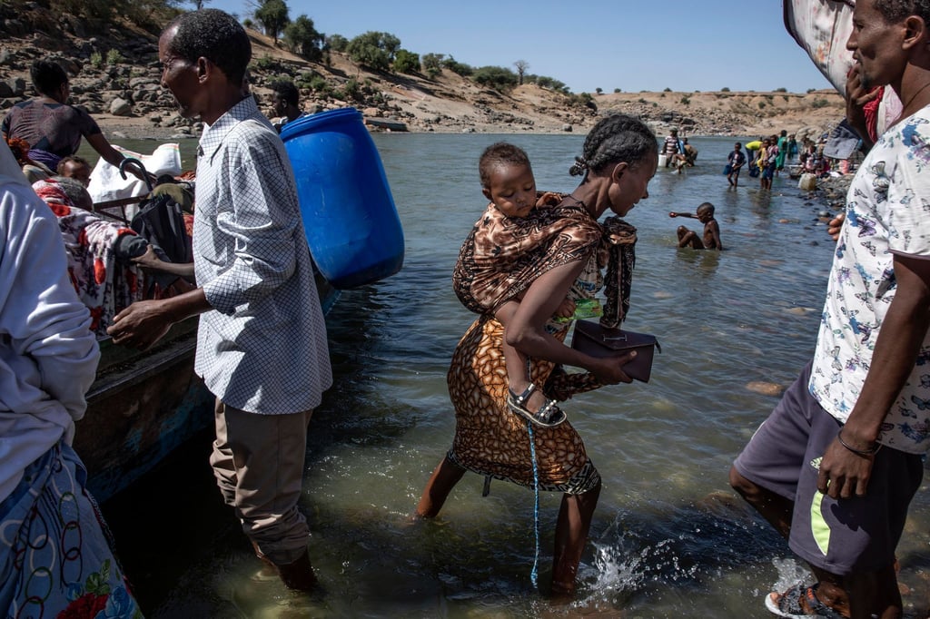 Flüchtlinge aus der Region Tigray kommen am Ufer des Tekeze-Setit im Sudan an. (Archivbild)