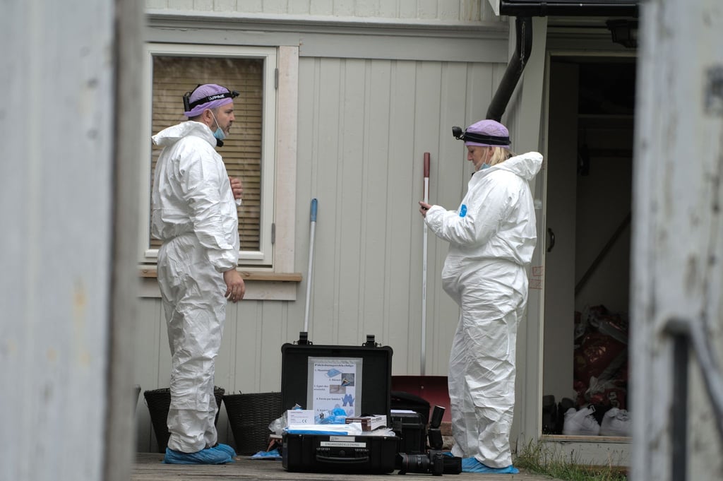 Techniker der Polizei untersuchen die Wohnung des Mannes, der in Kongsberg fünf Menschen getötet hat.