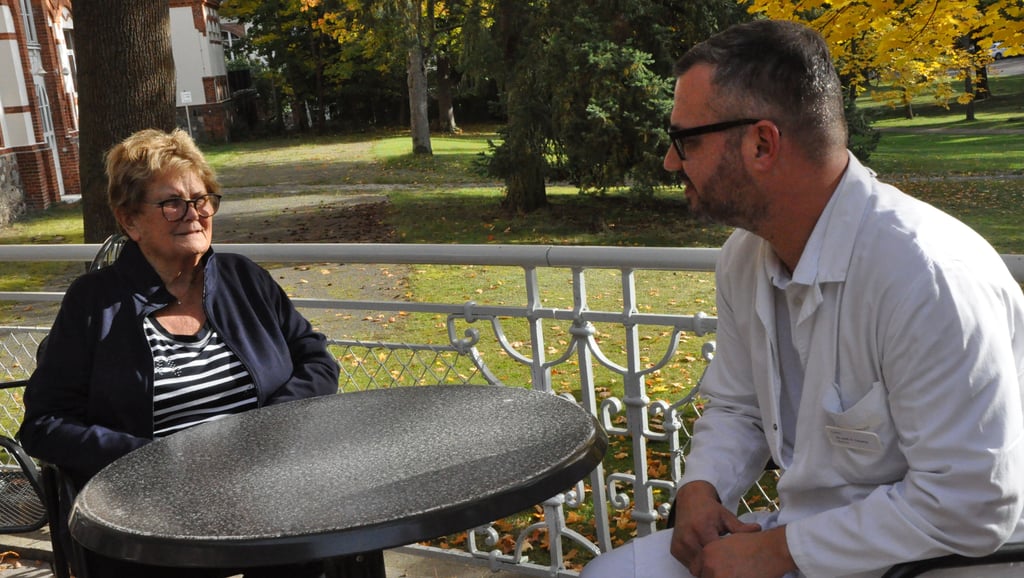 Das Gespräch mit den Patienten ist Dr. Stylianos Tomaras sehr wichtig. So kam der Oberarzt der Klinik für Rheumatologie auch darauf, dass Margot Wagner Osteoporose haben könnte.