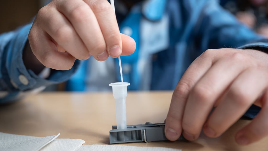 Immer mehr Schulkinder vor allem im Landessüden fallen mit positiven Tests auf.