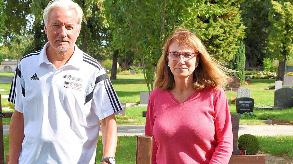 Susanne und Dietmar Späth aus Muggensturm stehen am Grab ihres Vorfahren Ludwig Köhler.