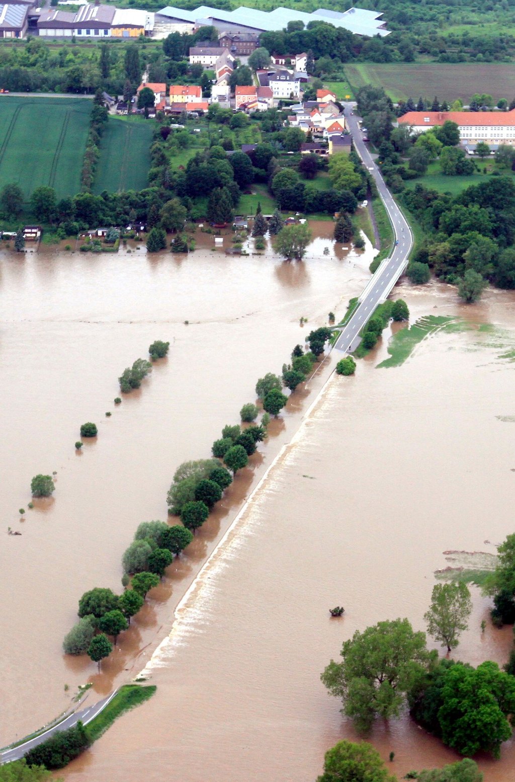 Hochwasser auf der Straße zwischen Reuden und Ostrau