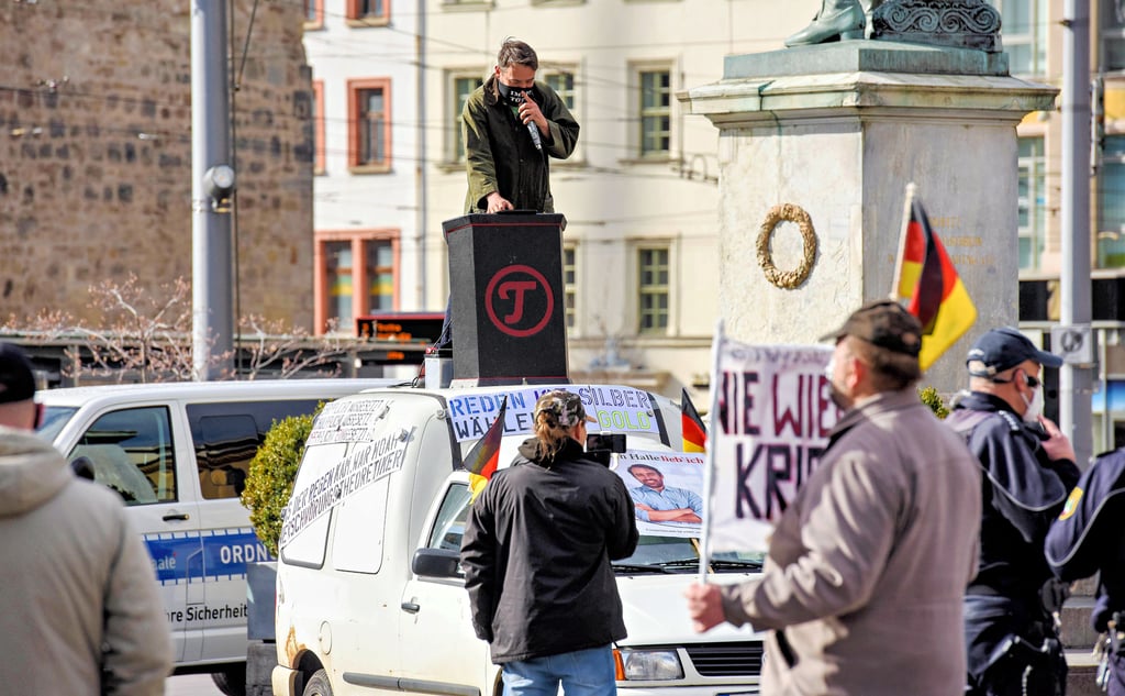 So wie hier auf dem Markt tritt Rechtsxetremist Sven Liebich bei seinen Kundgebungen auf: Auf dem Dach seines Transporters