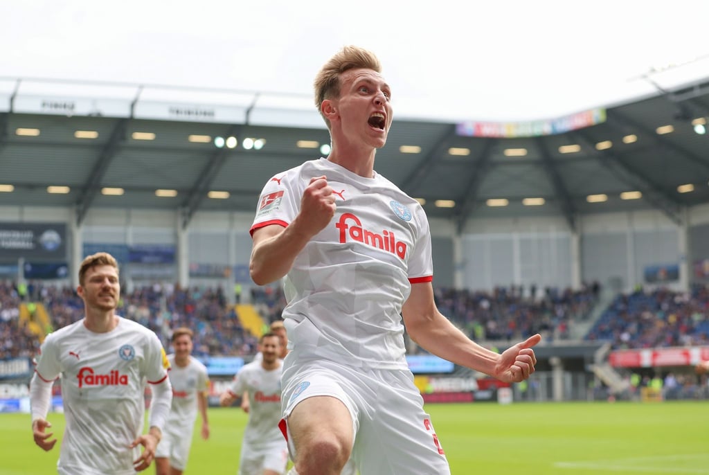 Kiels Torschütze Joshua Mees feiert seinen Treffer zum 2:1 gegen den SC Paderborn.