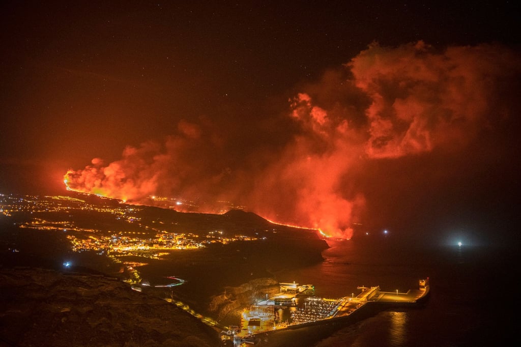 Die Lava aus dem Vulkan auf La Palma strömt ins Meer.