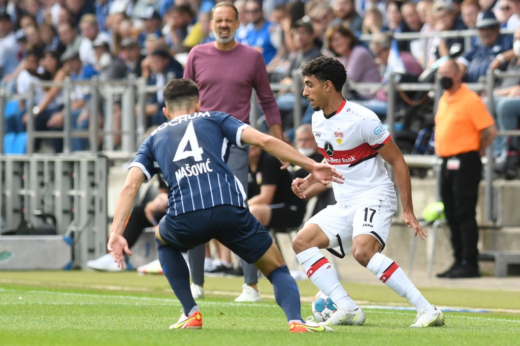 Stuttgarts Omar Marmoush (r) versucht sich im 1:1-Duell an der Seitenlinie gegen Bochums Erhan Masovic durchzusetzen.