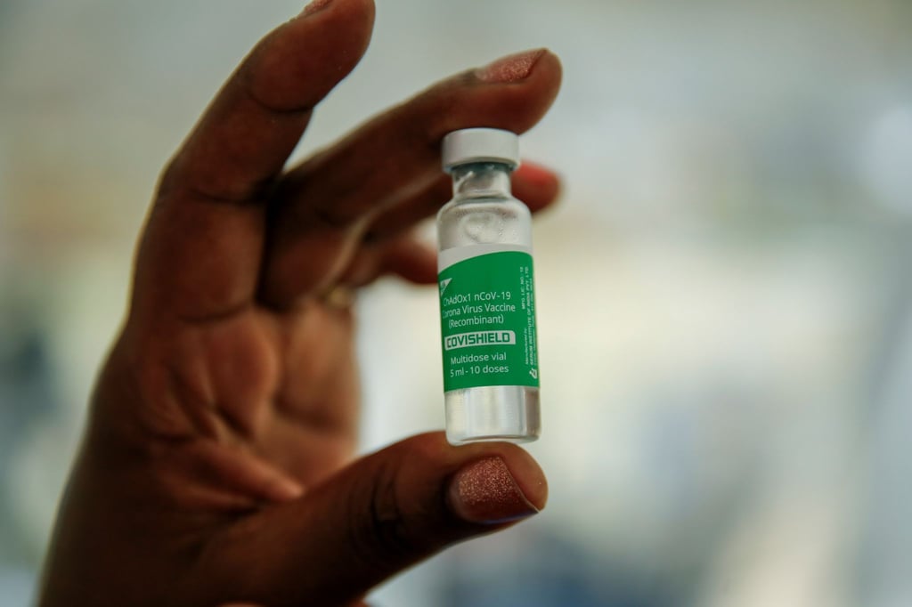 Eine Krankenschwester hält eine Ampulle mit dem Corona-Impfstoff von AstraZeneca, der vom Serum Institute of India (SII) hergestellt und im Rahmen der globalen Covax-Initiative bereitgestellt wird.