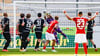 Tim Schreiber rettet hier nach einem Freistoß für den Halleschen FC.