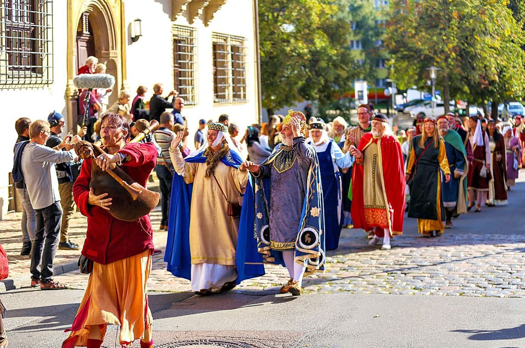 Hier zieht die Festprozession vom Markt hinauf auf den Domberg, um der feierlichen Glockenweihe beizuwohnen.