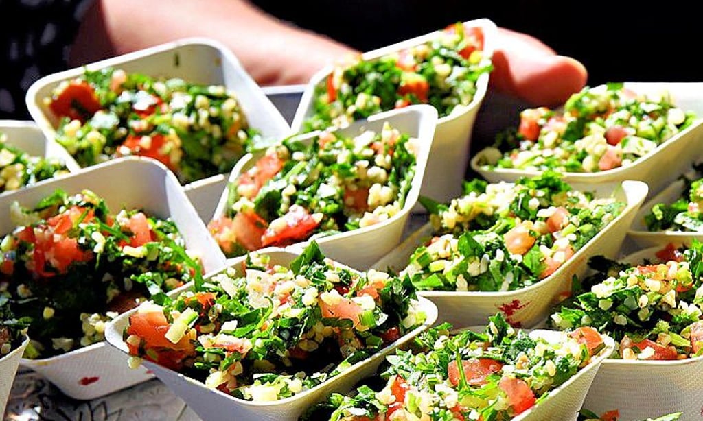 Taboule heißt der Petersiliensalat mit Zwiebeln und Salaten.