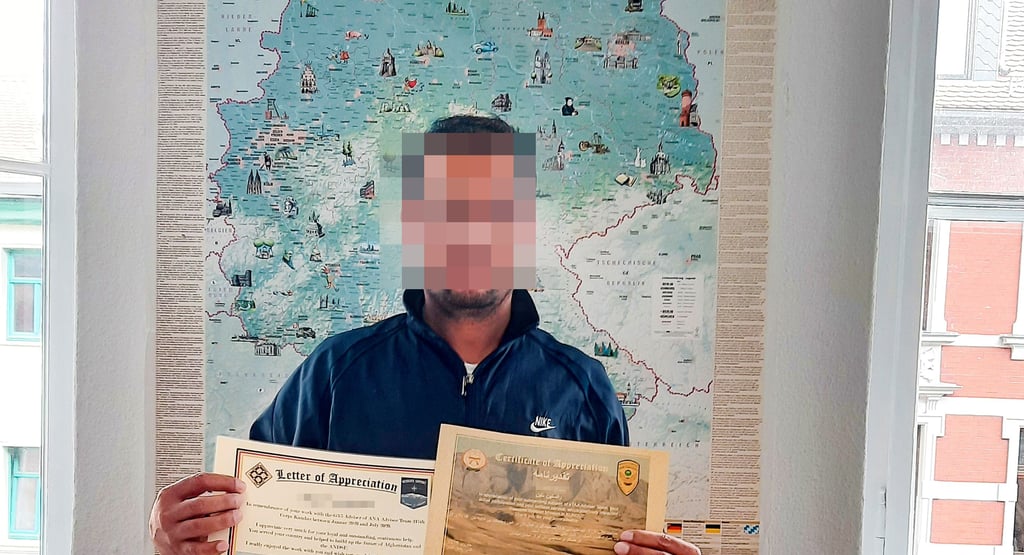 Mohammad zeigt die Zertifkate, die seine Arbeit als Ortskraft für die Bundeswehr bescheinigen.
