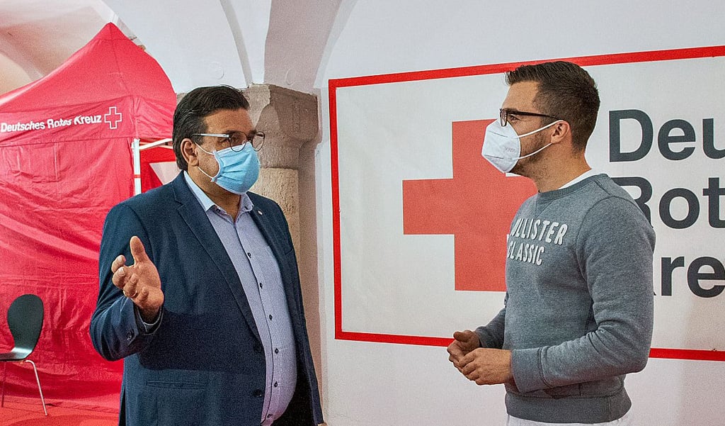 Oberbürgermeister Armin Müller (l.) dankte DRK-Geschäftsführer Sebastian Berger für die schnelle Bereitschaft und Umsetzung.