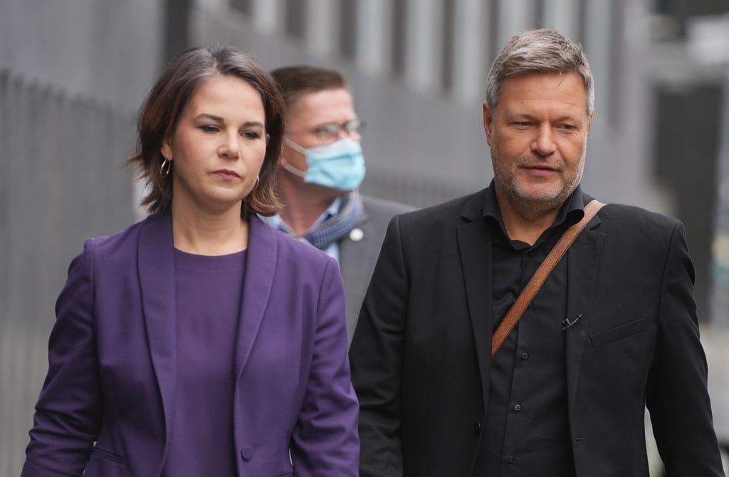 Grünen-Doppelspitze Annalena Baerbock und Robert Habeck einen Tag nach der Bundestagswahl. Ihre Partei erörtert nun den weiteren Kurs in den Beratungen über eine Regierungsbildung.