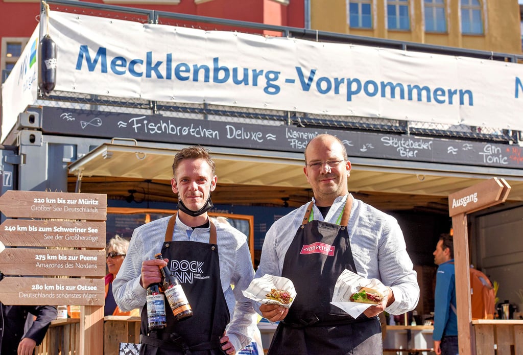 Köstliches von der Küste: Christoph Krause (links) und Peter Friedrich präsentieren Snacks aus Mecklenburg-Vorpommern.