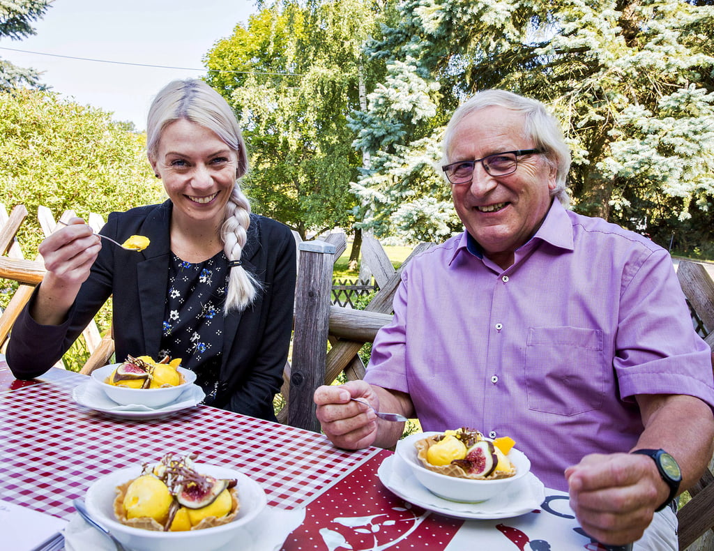 Wilder Safran mit Feige: Denise Penquitt und Lutz Jerusel probieren das Eis aus Kamelmilch.