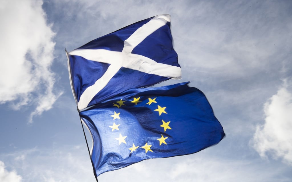 Die Flaggen von Schottland (o) und Europa. Schottland will wieder mehr Studenten aus der EU anlocken.