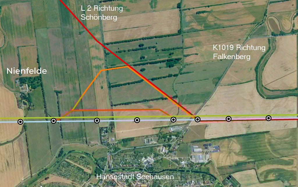 Es gibt derzeit zwei Varianten, wie die neue 380-kV-Leitung von „50 Hertz“ um den Osten Seehausens einen kleineren beziehungsweise größeren Bogen machen könnte. Entschieden ist noch nichts. Der Netzbetreiber stellte die Pläne in dieser Woche in Seehausen und Losenrade vor.