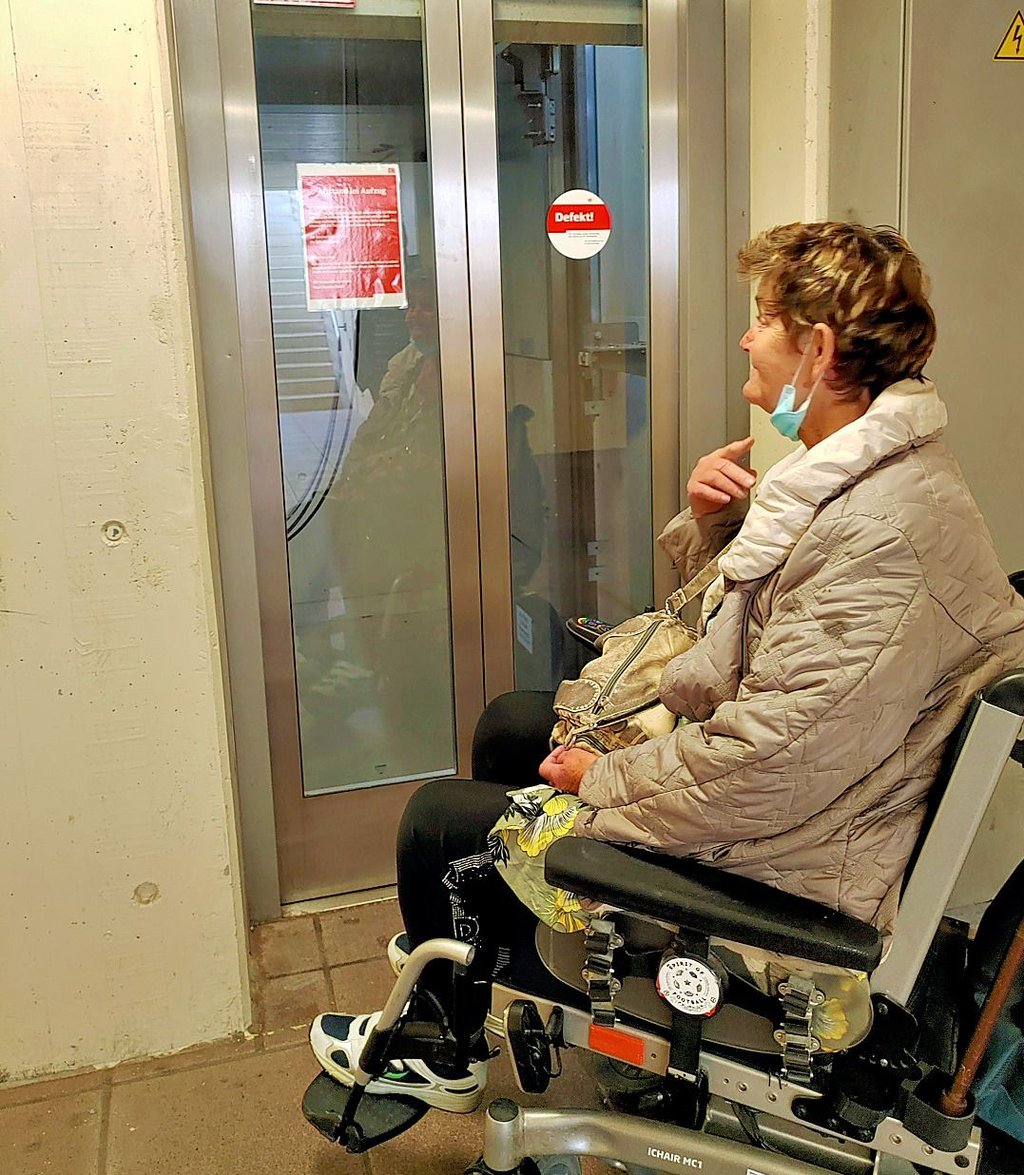 Immer wieder verzweifeln Reisende, die auf einen Rollstuhl angewiesen sind, weil auf dem Halberstädter Bahnhof die Aufzüge defekt sind.