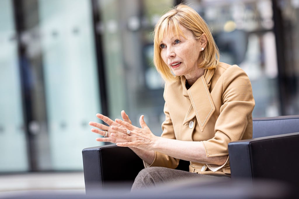 Doris Schröder-Köpf (SPD) während eines dpa-Interviews am 08.07.2021. Die 58-Jährige meldet sich nach ihrer schweren Herz-OP Ende 2020 und zwei anschließenden Schlaganfällen zurück.