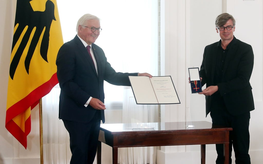 Bundespräsident Frank-Walter Steinmeier verleiht im Schloss Bellevue den Verdienstorden der Bundesrepublik Deutschland.