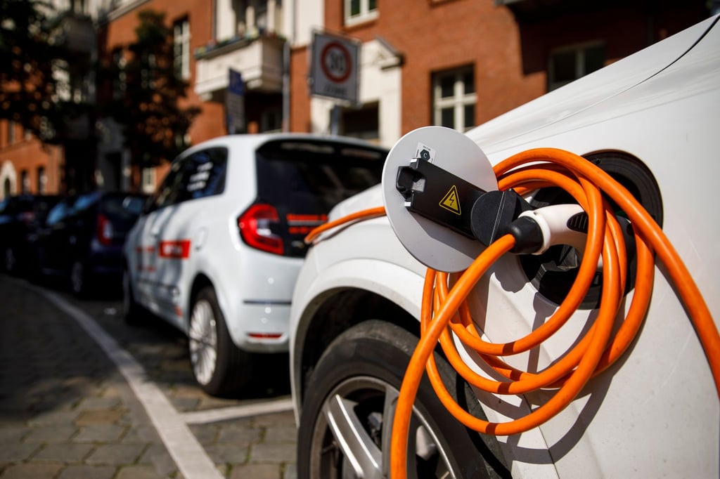 Elekroautos stehen vor einer Ladestation in einem Wohngebiet im Stadtteil Prenzlauer Berg in Berlin