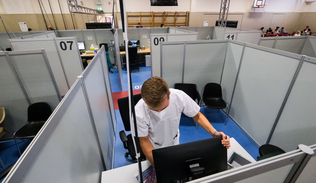 Der organisatorische Leiter des Impfzentrum in der Vera Straße in Halle, Michael Mithin, räumt das Equipment zusammen. Seit dem 1. Oktober ist das Impfzentrum dicht.