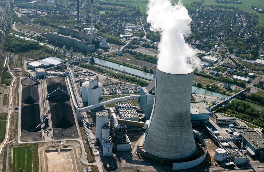 Dampf steigt aus einem Kühlturm des Kohlekraftes Datteln 4 des Betreibers Uniper auf.