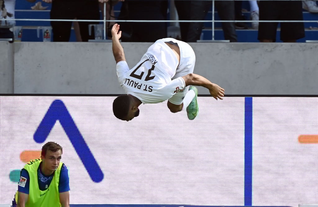 St. Paulis Daniel-Kofi Kyereh bejubelt seinen Treffer zum 3:0 beim KSC mit einem Salto.