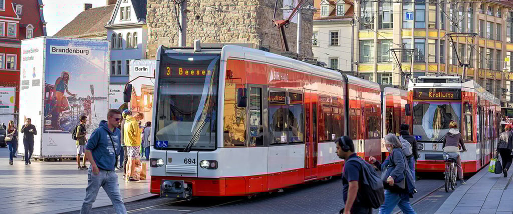 Zwei Straßenbahnen passieren die Ausstellung der Einheits-Expo auf dem Markt. Zum Tag der Einheit sollen aber weder Tram noch Busse rollen.