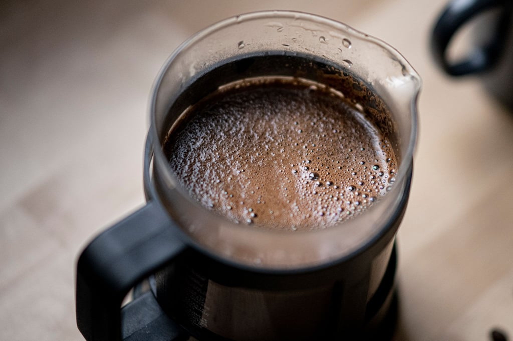 Frisch gebrühter Kaffee wird in einer French Press zubereitet. (Archivbild)