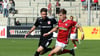 Halles Niklas Kreuzer (l.) im Duell mit Freiburgs Noah Weißhaupt.