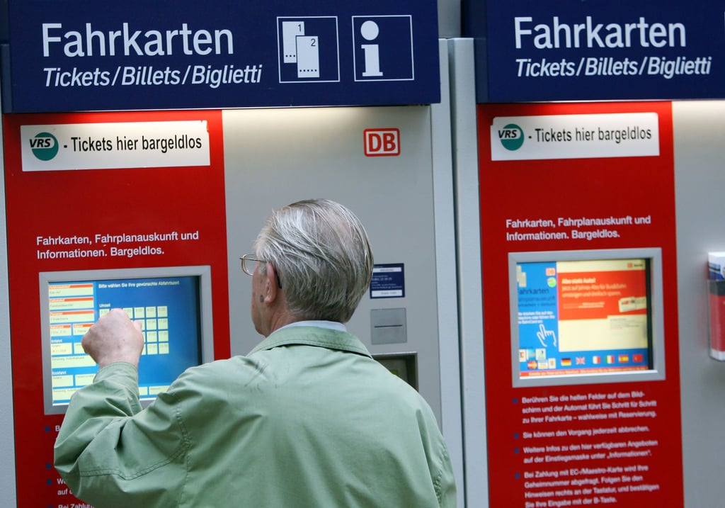 Bahnfahren in Deutschland wird ab Dezember wieder teurer.