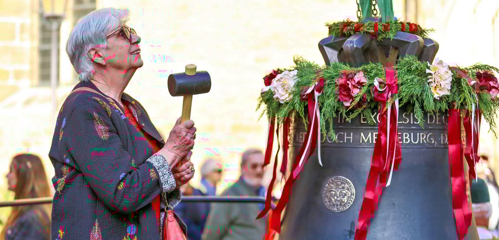 Heide Jacob war ganz ergriffen, als sie die neue Glocke für den Dom anschlagen konnte.