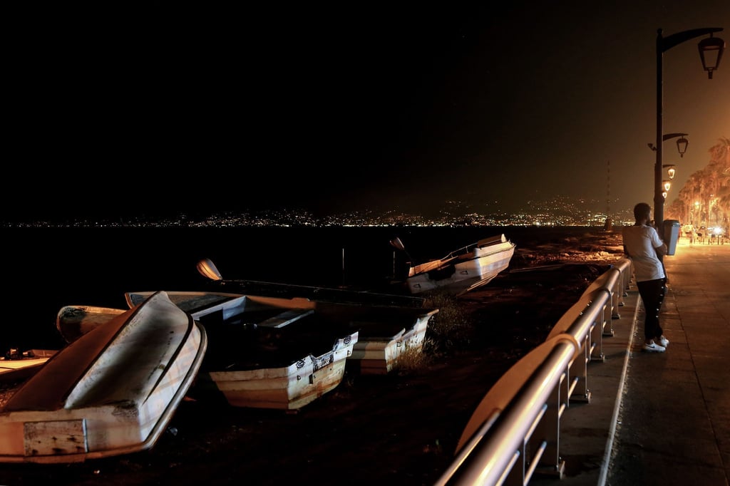 Ein Mann steht während eines partiellen Stromausfalls auf der Strandpromenade der libanesischen Hauptstadt Beirut.