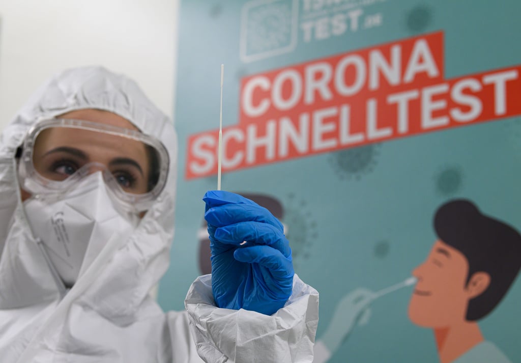Ein Corona-Schnelltest wird genommen.