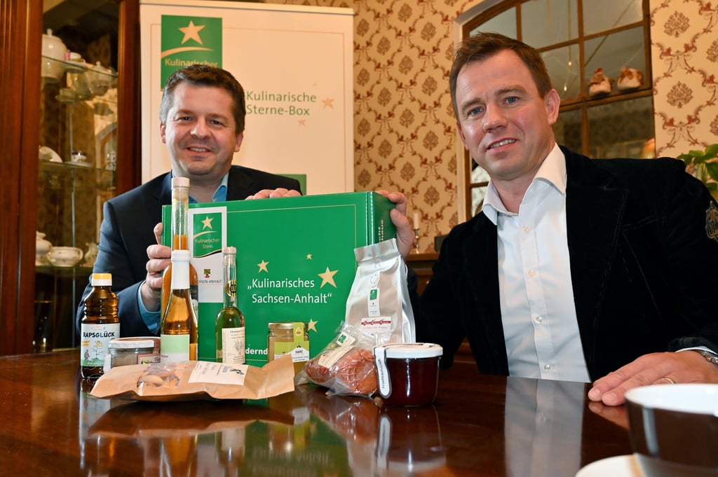 Sachsen-Anhalts Landwirtschaftsminister Sven Schulze (l.) und Jörg Bühnemann, Geschäftsführer der Agrarmarketinggesellschaft , präsentierten die Sterne-Box in Magdeburg.