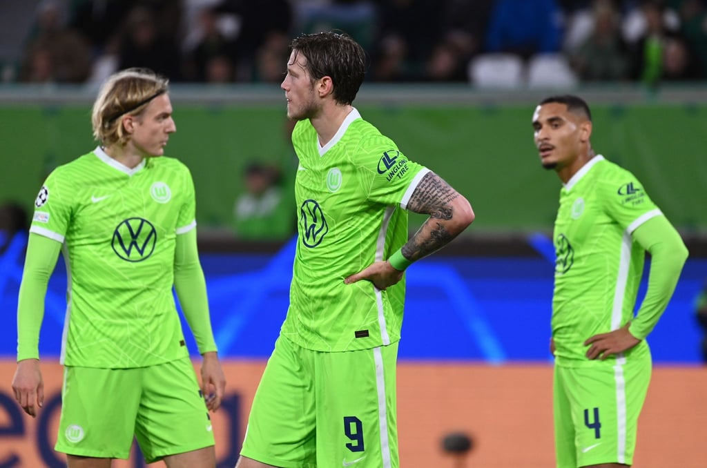 Mit dem 1:1 gegen den FC Sevilla nicht zufrieden: Wolfsburgs Sebastian Bornauw (l-r), Wout Weghorst und Maxence Lacroix.