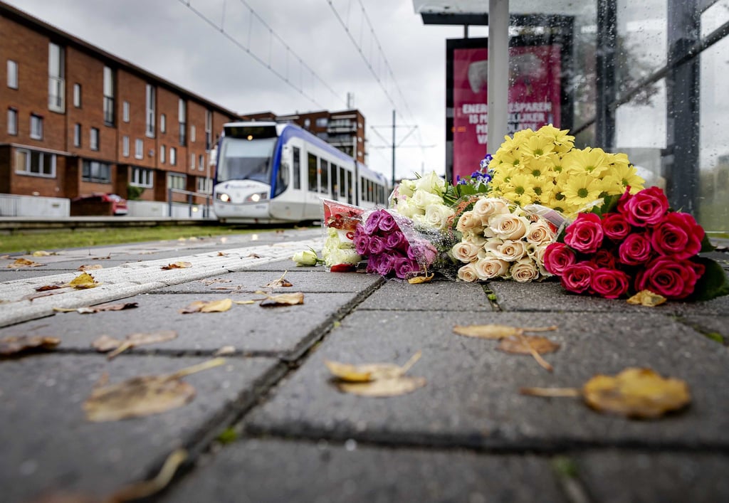 Blumen liegen an der Straßenbahnhaltestelle in Den Haag, wo Jugendliche einen Obdachlosen vor eine Straßenbahn gestoßen und so seinen Tod verschuldet haben.