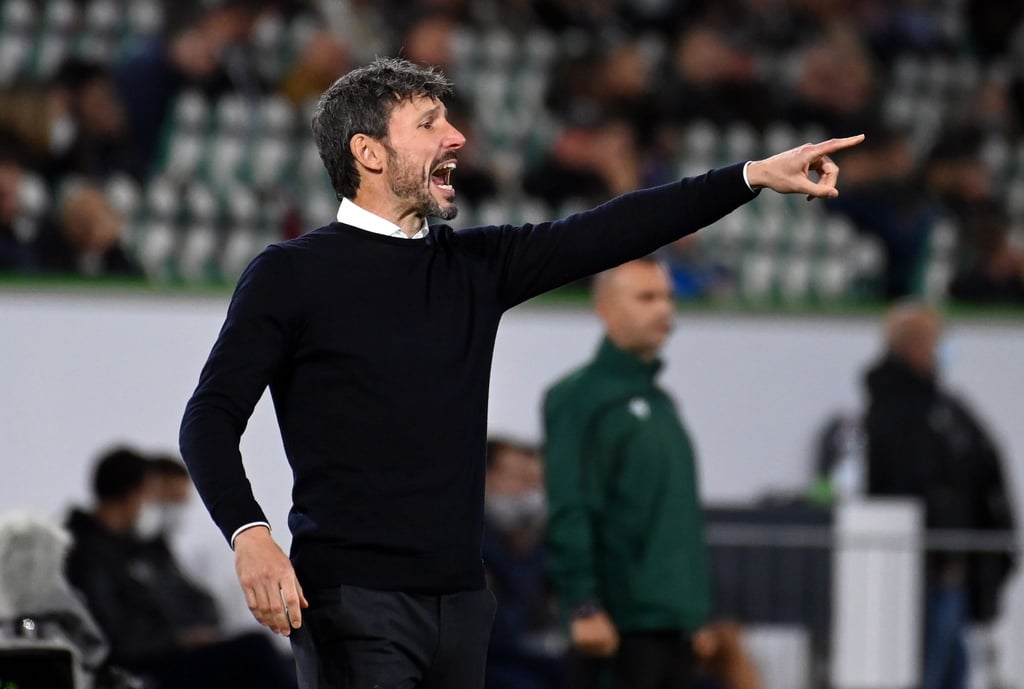 Wolfsburgs Trainer Mark van Bommel war nach dem Videobeweis bedient.