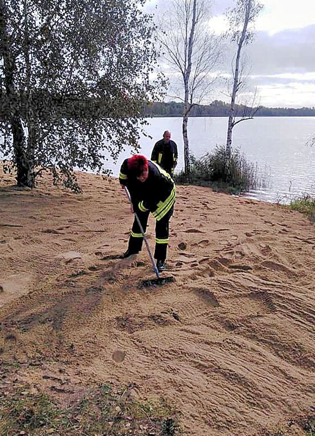 Claudia Elze im Einsatz am Strand des Ludwigsees
