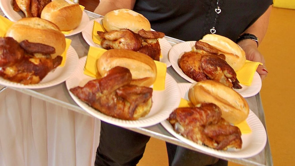 700 halbe Broiler standen beim Einheitsfest in Möckern bereit. Zuviel, wie sich herausstellte.