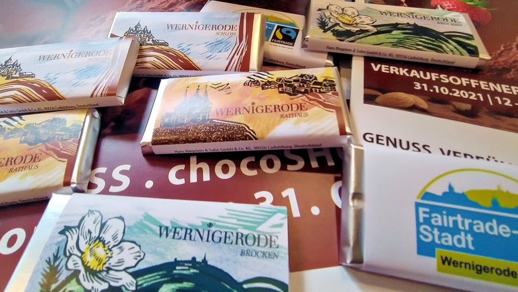 Die Souvenir-Schokoladentäfelchen mit Wernigerodes Wahrzeichen werden zur Chocozeit in einer Auflage von 1000 Stück verkauft. Dazu gibt es ein Set für heiße Schokolade als Mitbringsel.
