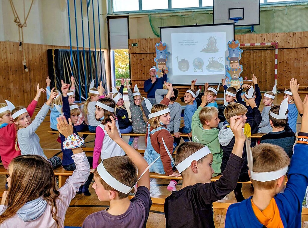 Die Kinder in Dabrun wurden am Montag von Autor Sascha Ehlert besucht. Das kam bei den Hortkindern offenbar gut an.