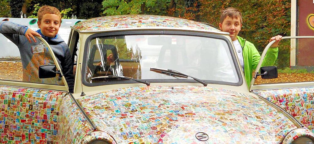 Benjamin Graf (links) und mit Christian Brockmann mit dem Briefmarken-Trabi von Carmen Kauffmann.