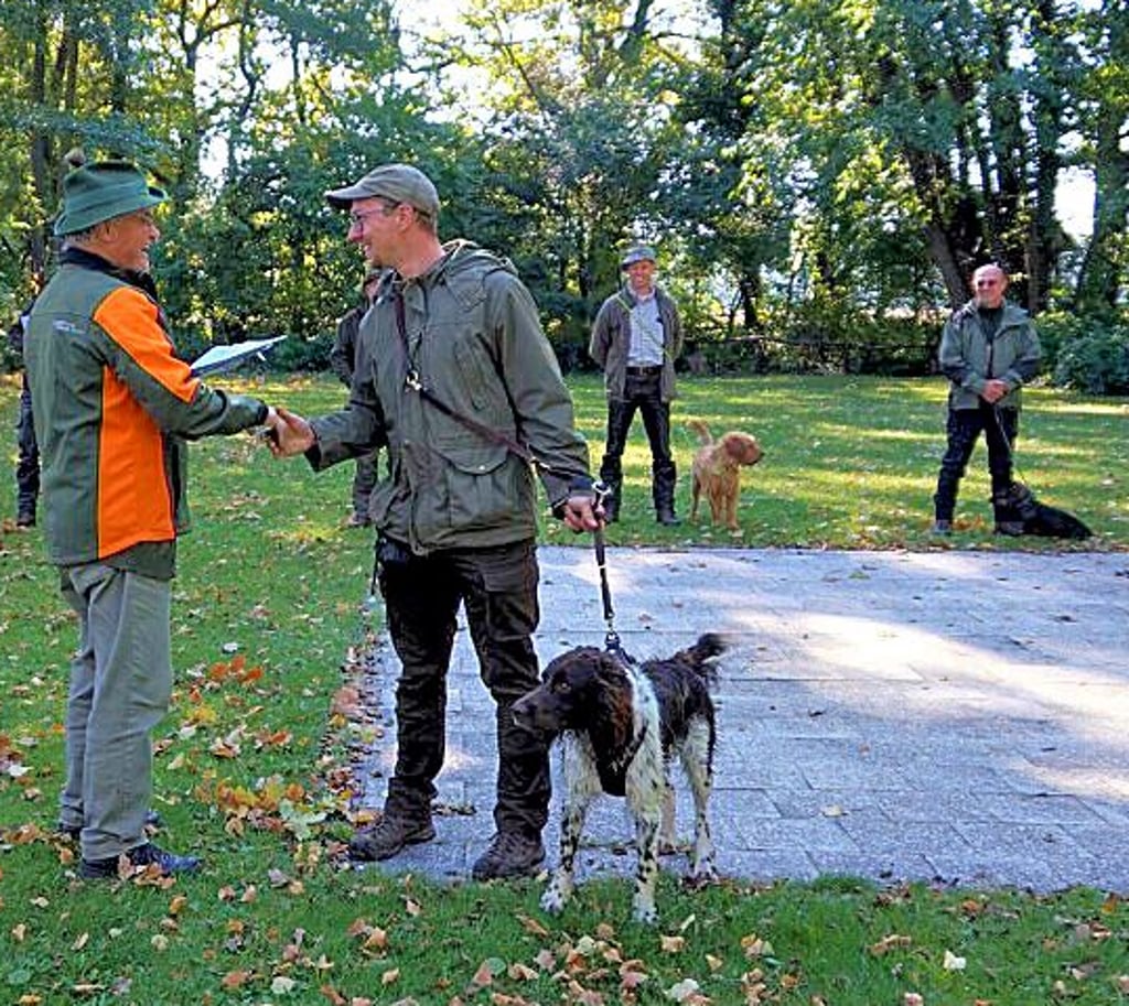Glückwünsche gab es für den erfolgreichen Abschluss der „Jagdlichen Brauchbarkeitsprüfung“ bei Külso.