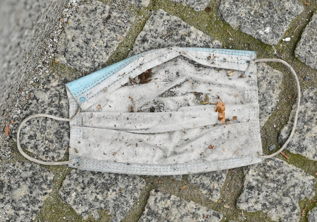 Keine Masken und kein Abstand: Das scheint sich in den Niderlanden zu rächen.