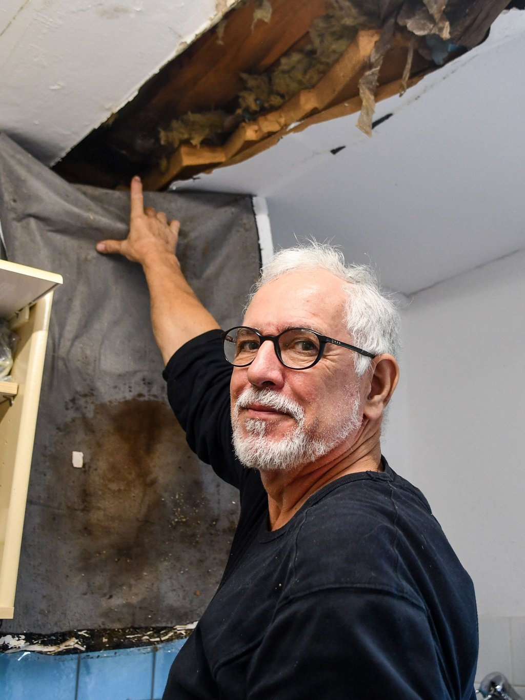 Tierheimleiter Otfried Müller zeigt den Dachschaden im Katzenhaus. Rund 35.000 Euro soll die Reparatur kosten.
