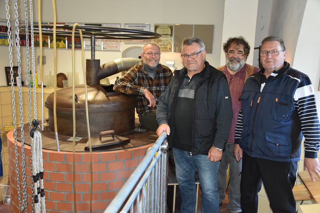Bei den Obsttagen schenkten die Schlossbrauer Thomas Thalemann, Georg Müller, Erdmann Rapp und Uwe Lippe aus.